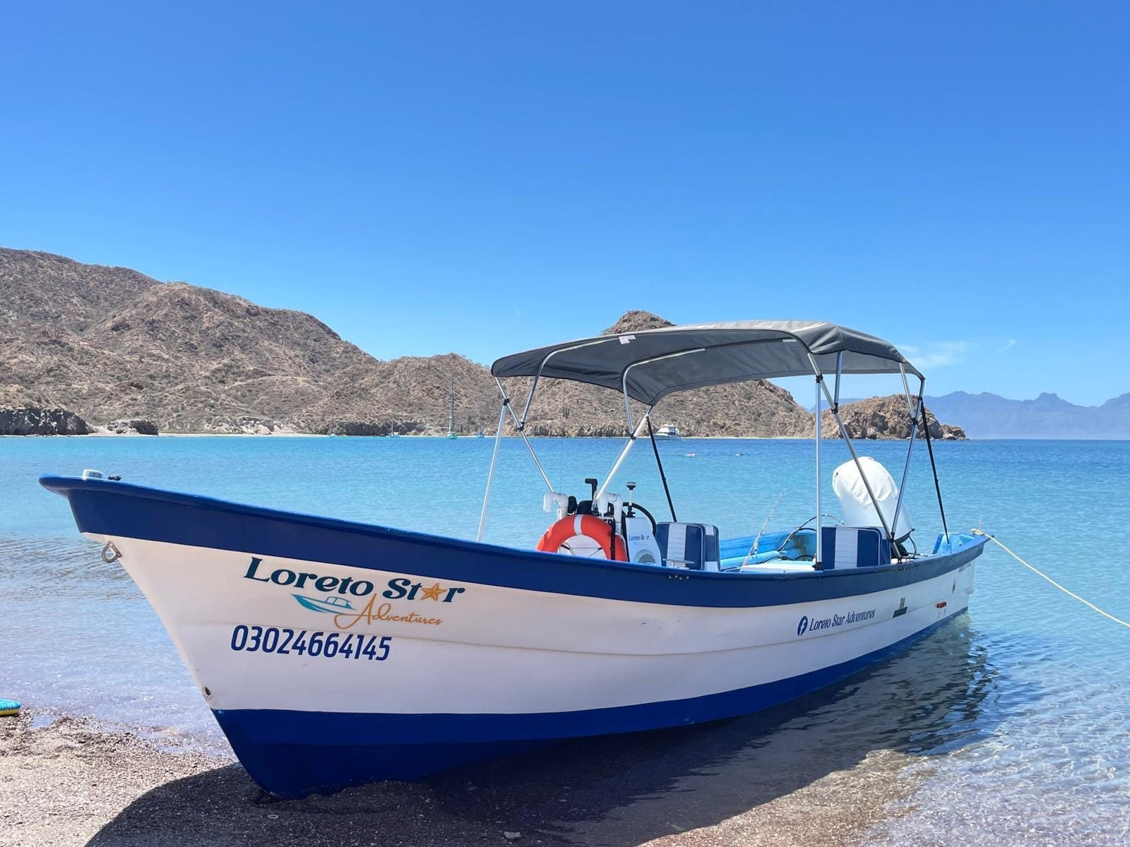 Loreto Star, nuestra panga con sombra, varada en una isla del Parque Nacional Bahía de Loreto
