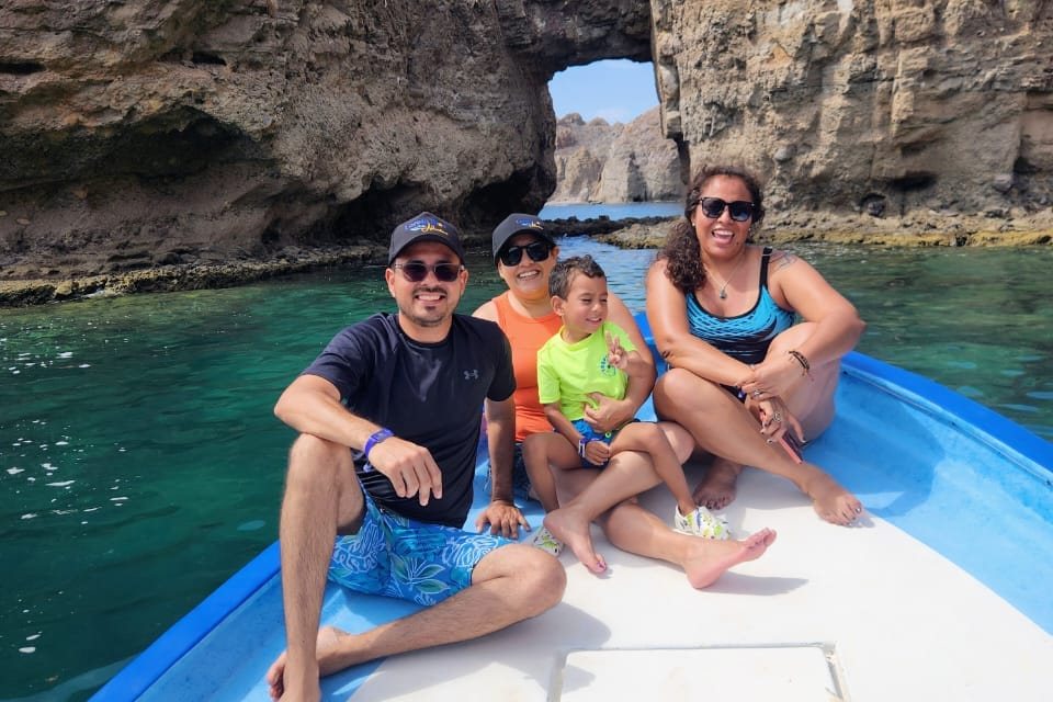 Una familia en la proa de Loreto Star junto al arco marino de Isla Danzante