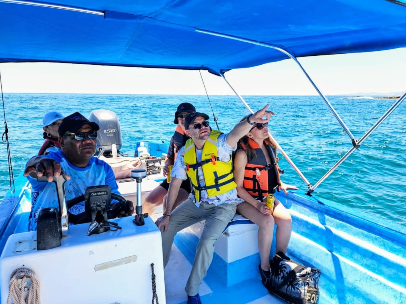 Pasajeros bajo el toldo bimini de Loreto Star